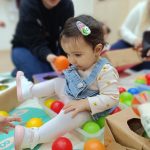 Anne çocuk birlikte aktif oyun sahnesi görseli