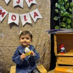 Çocuklarla dışarıda oyun sahnesi görseli
