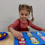 Çocuklarla birlikte oyun oynama sahnesi