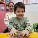 Neşeli çocuk oyun sahnesi görseli