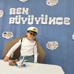 Oyun sahnesi çocuklarla görseli