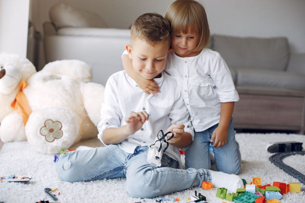 Çocukların lego ile oyun ortamı görseli